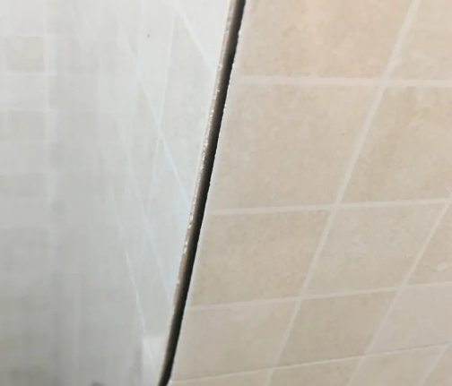 方正瓷砖空鼓维修公司分享阳台瓷砖脱落的修复过程可以分为以下几个步骤