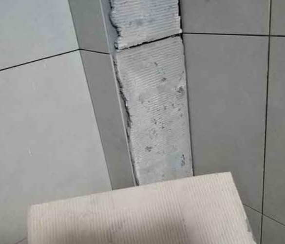 方正瓷砖空鼓维修公司分享下厨房瓷砖脱落的补救措施。